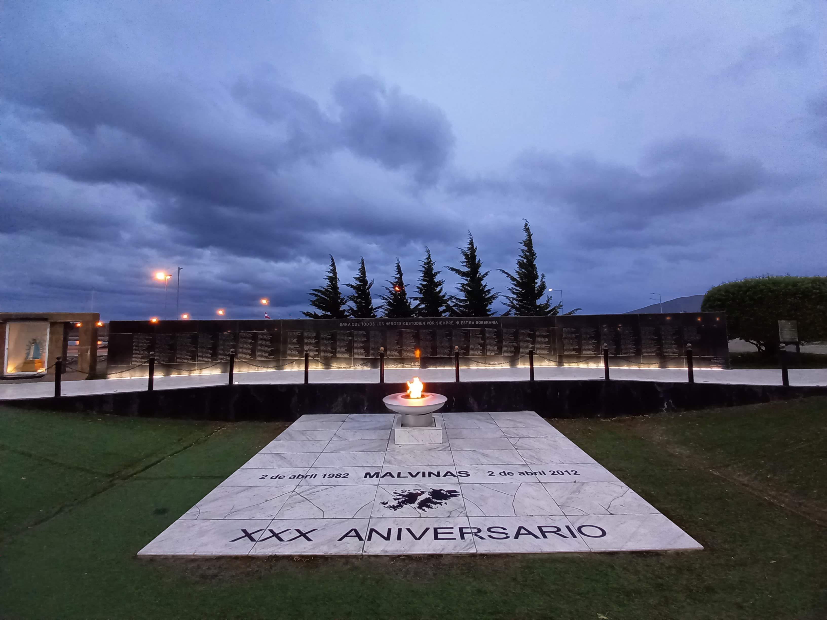Plaza Islas Malvinas memorial wall